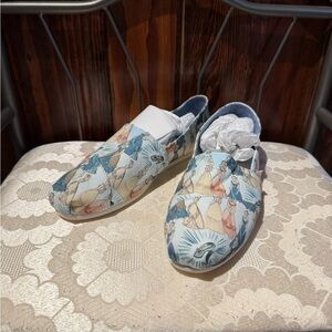 Tom’s Disney Princess Slip-On Canvas Shoes in Light Blue and Cream